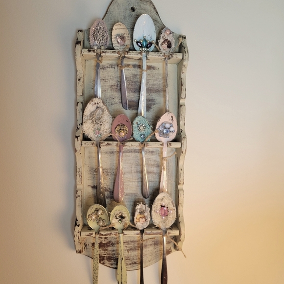 Vintage Look Spoon Holder and Decorated Spoons - Picture 5 of 6